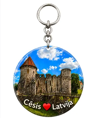 Divslāņu koka atslēgu piekariņš “Cēsis”