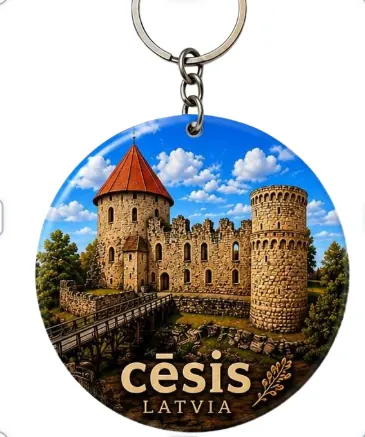 Divslāņu koka atslēgu piekariņš “Cēsis”