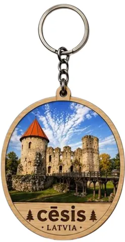 Divslāņu koka atslēgu piekariņš “Cēsis”