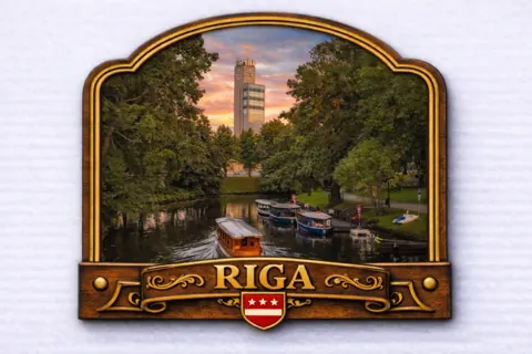 Divslāņu koka magnēts “Rīga”