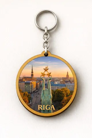 Divslāņu koka atslēgu piekariņš “Rīga”