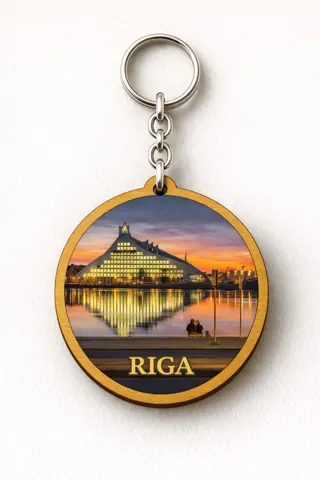Divslāņu koka atslēgu piekariņš “Rīga”