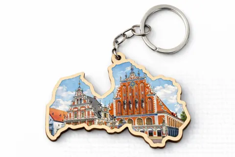 Divslāņu koka atslēgu piekariņš “Rīga”