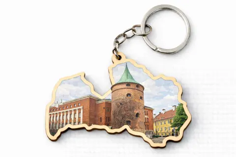 Divslāņu koka atslēgu piekariņš “Rīga”